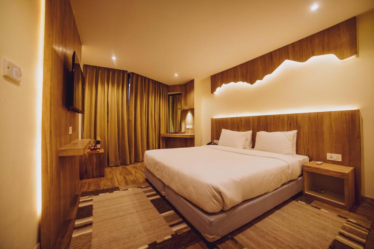 Aabas Pokhara By Barahi Hospitality Hotel Buitenkant foto