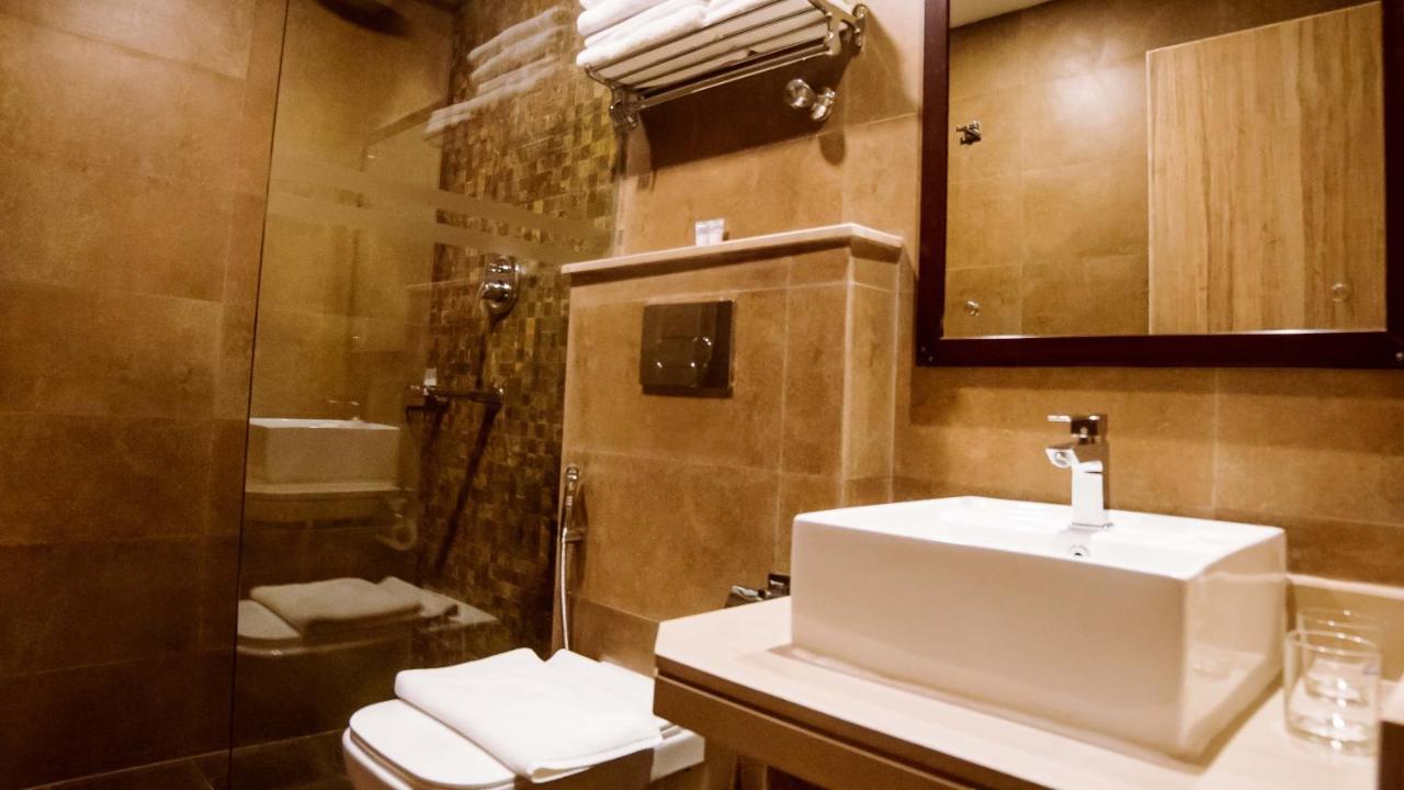 Aabas Pokhara By Barahi Hospitality Hotel Buitenkant foto