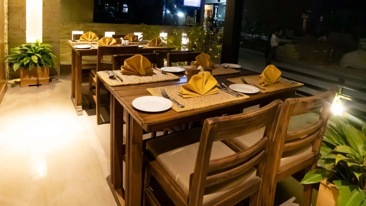 Aabas Pokhara By Barahi Hospitality Hotel Buitenkant foto
