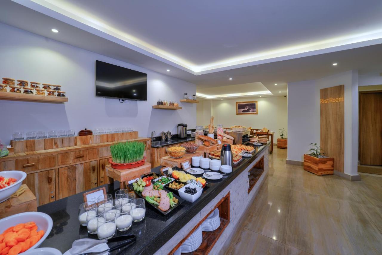 Aabas Pokhara By Barahi Hospitality Hotel Buitenkant foto