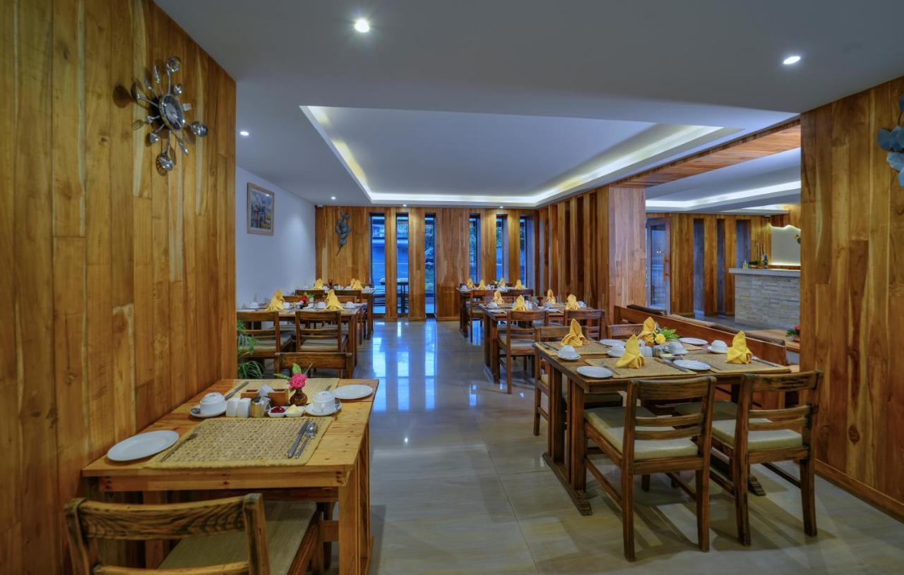 Aabas Pokhara By Barahi Hospitality Hotel Buitenkant foto