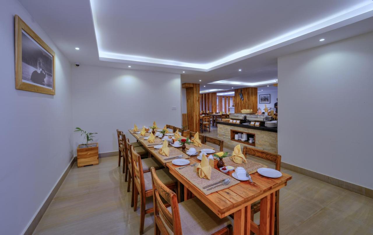 Aabas Pokhara By Barahi Hospitality Hotel Buitenkant foto