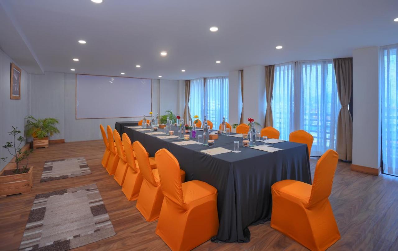 Aabas Pokhara By Barahi Hospitality Hotel Buitenkant foto