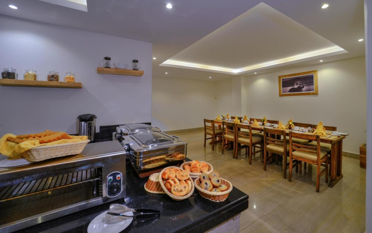 Aabas Pokhara By Barahi Hospitality Hotel Buitenkant foto