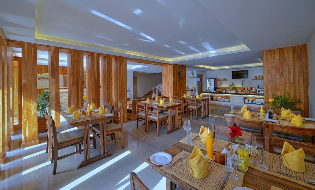 Aabas Pokhara By Barahi Hospitality Hotel Buitenkant foto